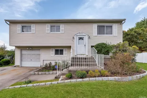 20 Hofstra Dr, Farmingville, NY 11738