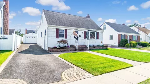 18 Sunset Ave, Farmingdale, NY 11735