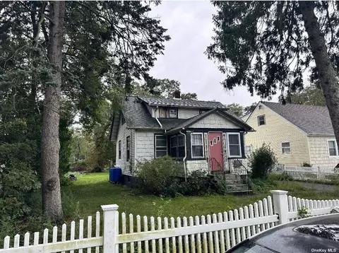 45 E Smith St, Amityville, NY 11701