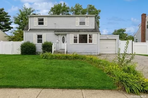 416 17th St, West Babylon, NY 11704