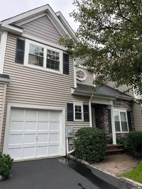 56 Paddington Cir #56, Smithtown, NY 11787