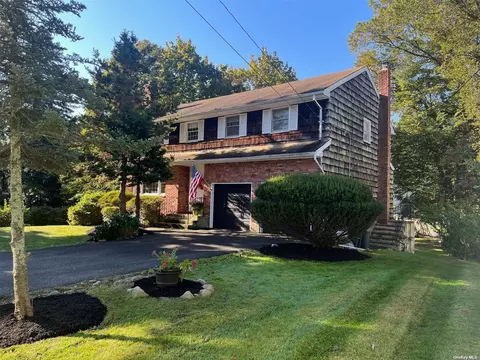 10 Kohr Rd, Kings Park, NY 11754
