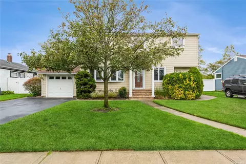 205 Dartmouth Dr, Hicksville, NY 11801