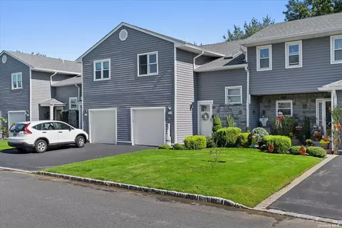 156 Alicia Dr #156, North Babylon, NY 11703