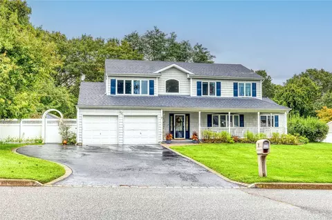 7 4th St, Farmingville, NY 11738