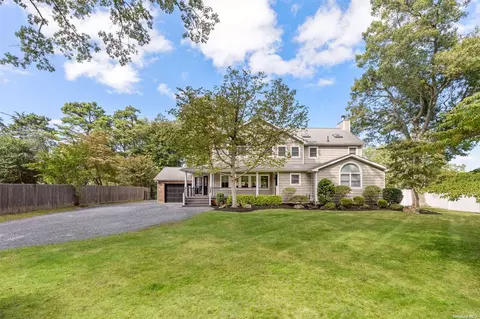 3 Bayberry Ln, Smithtown, NY 11787