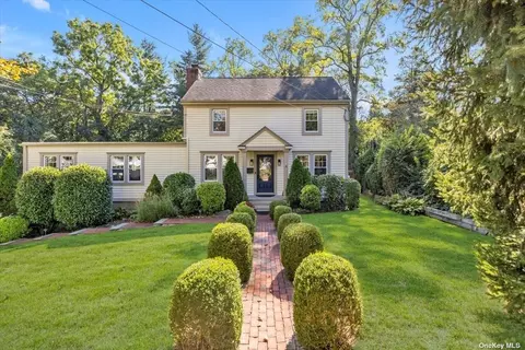 8 Glenview Pl, Huntington, NY 11743