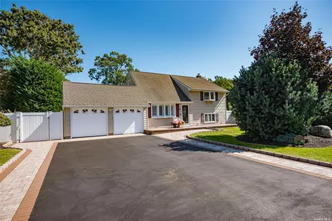 13 Pauchogue Ave, East Islip, NY 11730