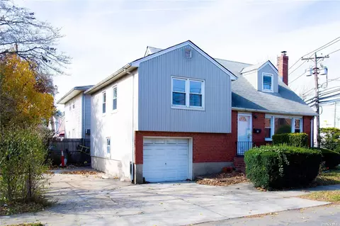 35 Fieldstone St, Westbury, NY 11590