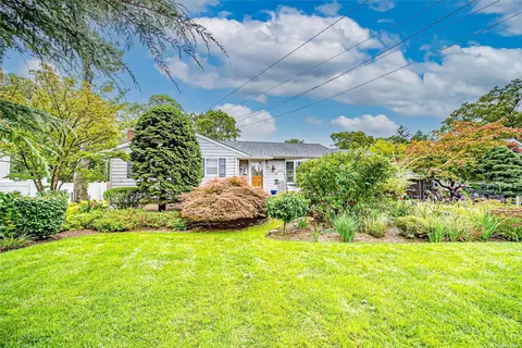 96 Fitchburg St, Bay Shore, NY 11706
