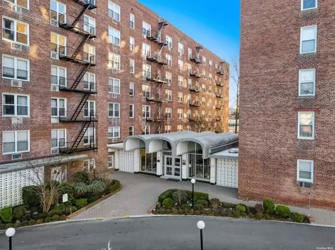 54-44 Litttle Neck Pkwy #3P, Little Neck, NY 11362