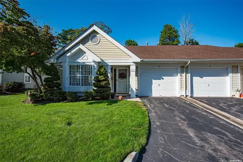 15 Wainscott Ct #15, Ridge, NY 11961