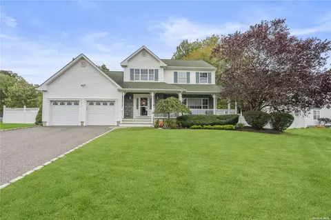8 Ardito Ct, Ronkonkoma, NY 11779