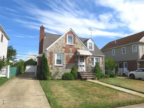 262 Brown St, Mineola, NY 11501