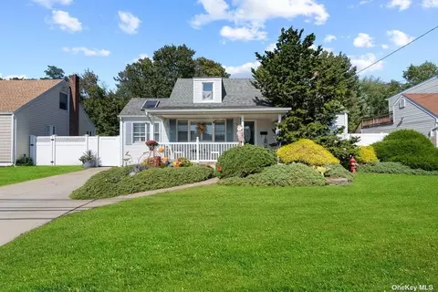 453 18th St, West Babylon, NY 11704