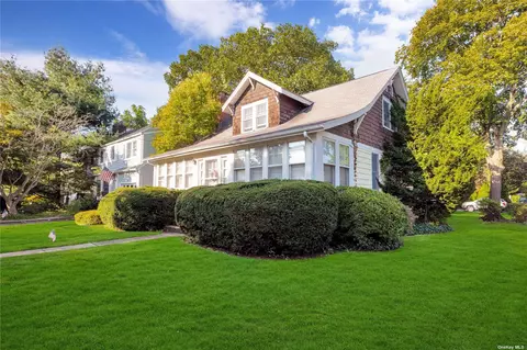 70 Staples St, Farmingdale, NY 11735