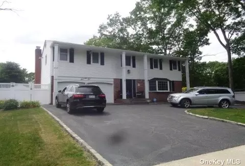 72 Hurtin Blvd, Smithtown, NY 11787