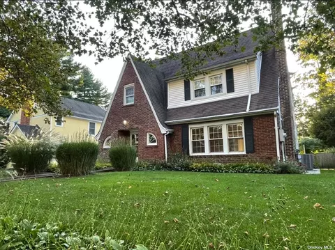 5 Grace Ct W, Great Neck, NY 11021