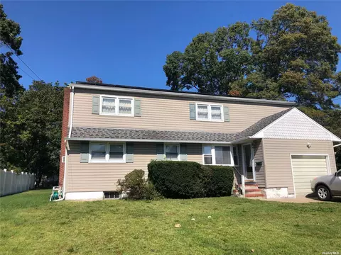 129 Veronica Ln, North Babylon, NY 11703