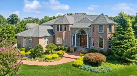 10 Nadia Ct, Smithtown, NY 11787