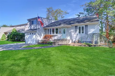 525 Arlington Dr, Seaford, NY 11783