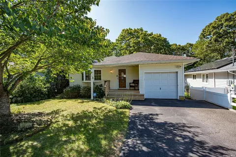 72 Rosemary Ln, Centereach, NY 11720