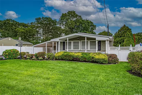 1086 Namdac Ave, Bay Shore, NY 11706