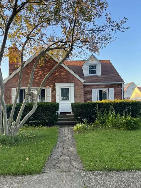 191 Center St, Williston Park, NY 11596
