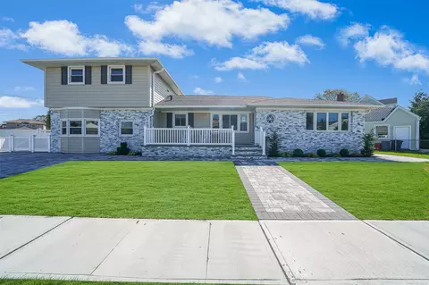 51 Island Pkwy, Island Park, NY 11558