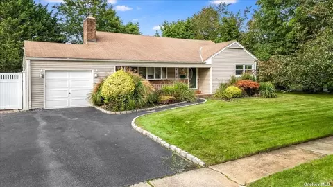 40 Morton Ave, Massapequa, NY 11758