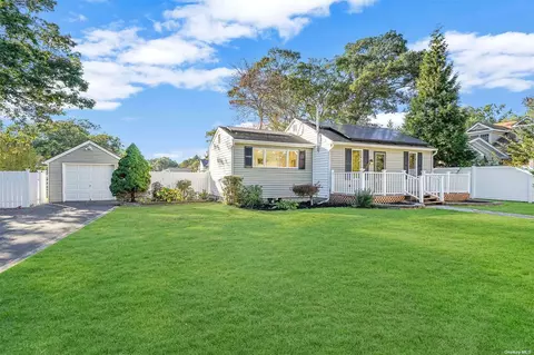 20 Oriole Pl, Farmingville, NY 11738