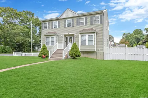 45 Flintlock Dr, Shirley, NY 11967