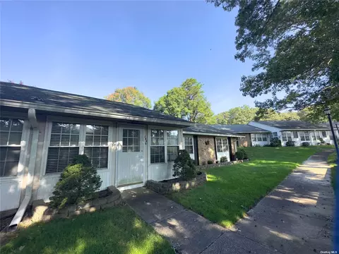 284 Cardiff Ct # B, Ridge, NY 11961