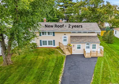 50 Snowberry Ln, Islandia, NY 11749