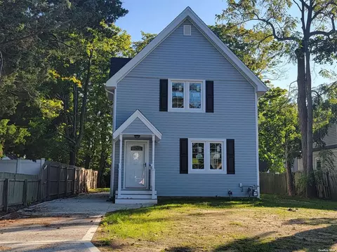 31 Oakland Ave, Bay Shore, NY 11706