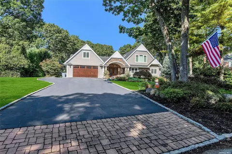 12 White Spruce Cir, Commack, NY 11725