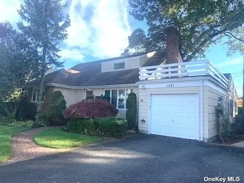1321 Surrey Ln, Rockville Centre, NY 11570