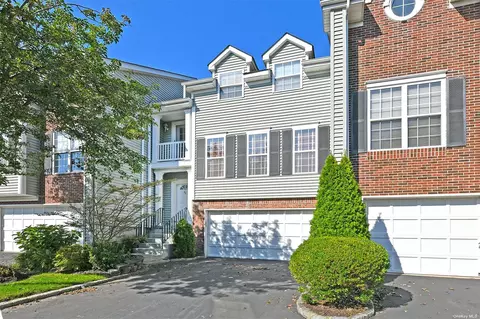 29 Paddington Cir #29, Smithtown, NY 11787