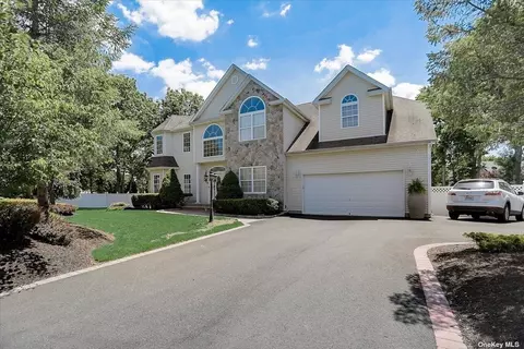 58 Justin Cir, Port Jefferson Station, NY 11776