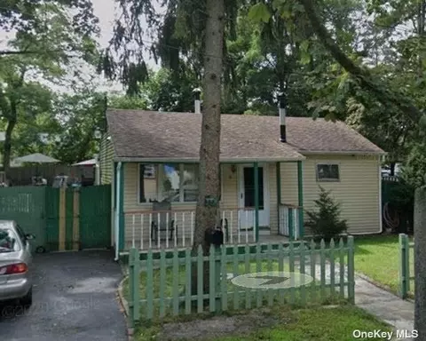 6 E Cherry St, Central Islip, NY 11722