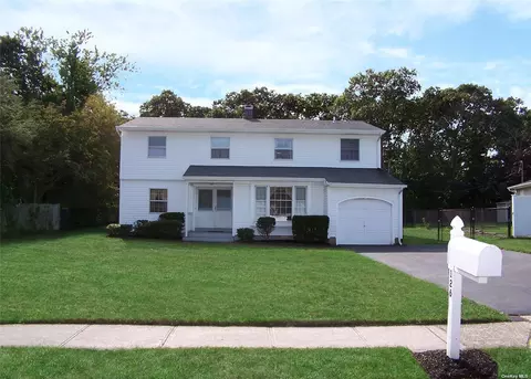 126 Blue Point Rd W, Holtsville, NY 11742