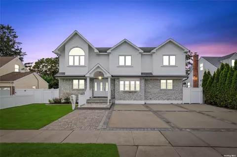 56 1st Ave, Massapequa Park, NY 11762