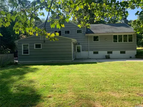 5 Woodedge Dr, Dix Hills, NY 11746