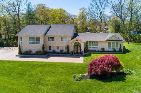 6 Kodiak Dr, Woodbury, NY 11797