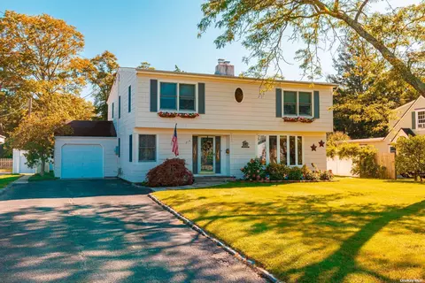 219 Secatogue Ln, West Islip, NY 11795