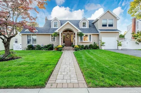 1840 Emma St, Wantagh, NY 11793