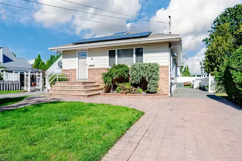 297 Bayard St, Oceanside, NY 11572
