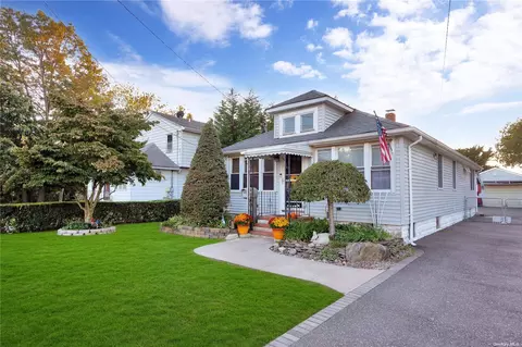 12 Walnut Ave E, Farmingdale, NY 11735