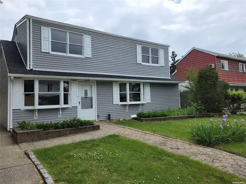 39 Vernon St, Plainview, NY 11803
