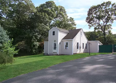 98 Argyle Ave, Selden, NY 11784